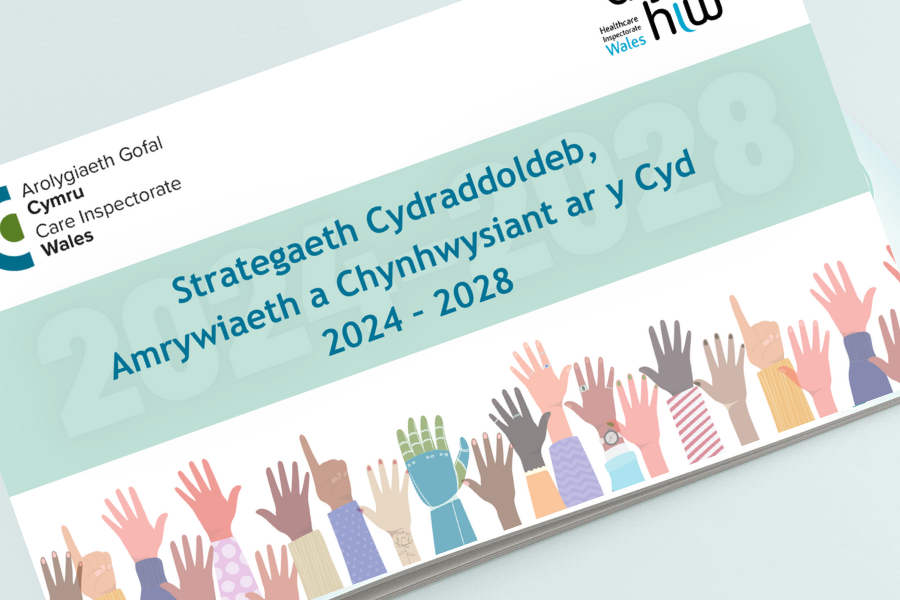 Strategaeth Cydraddoldeb, Amrywiaeth a Chynhwysiant ar y Cyd - Logos AGC a AGIC - dwylo gwahanol yn yr awyr 