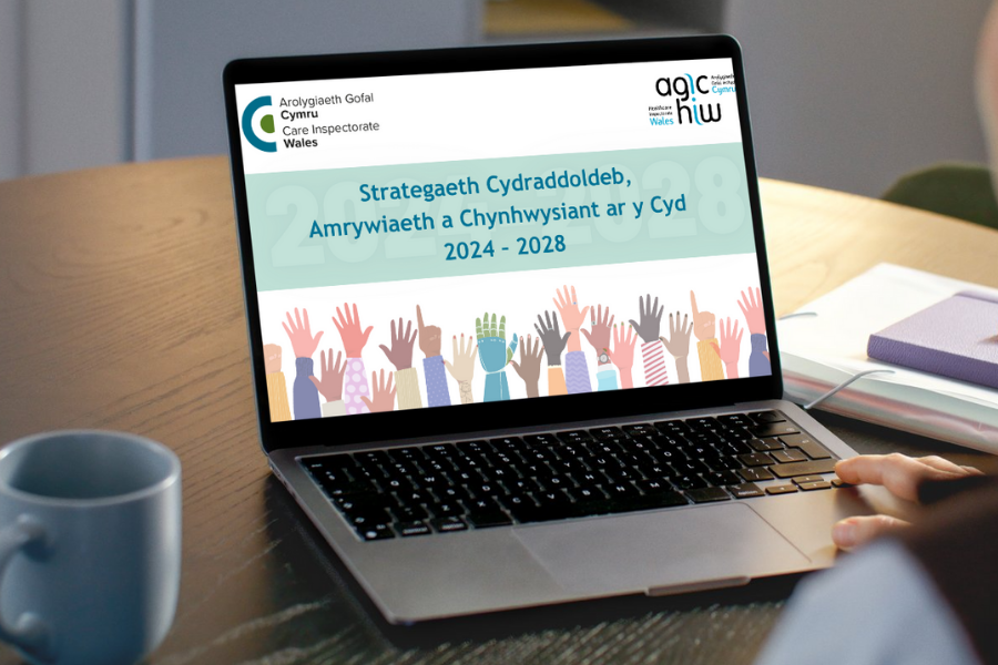Delwedd o berson gyda gliniadur o'u blaen yn dangos Cynllun Strategaeth Cydraddoldeb, Amrywiaeth ac Eithrio ar y Cyd AGIC